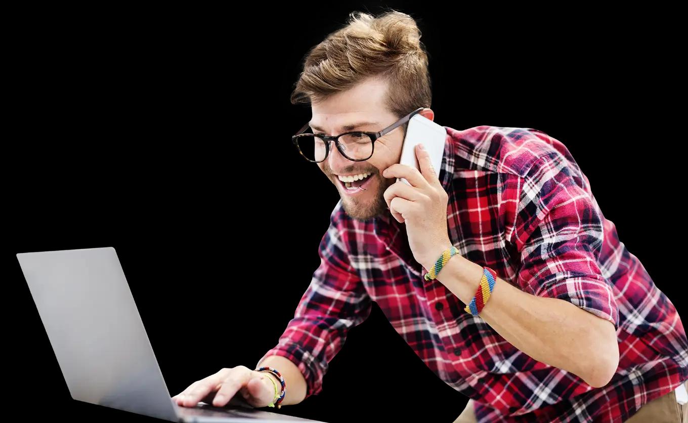 Sujeto escribiendo en una laptop